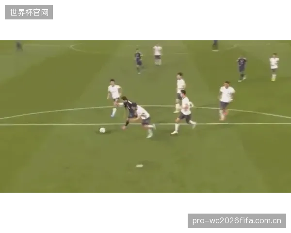 远藤航的覆盖能力为日本队后防线提供了关键屏障,以应对欧美顶级中场的冲击。 远藤航的覆盖能力为日本队后防线提供了关键屏障,以应对欧美顶级中场的冲击。